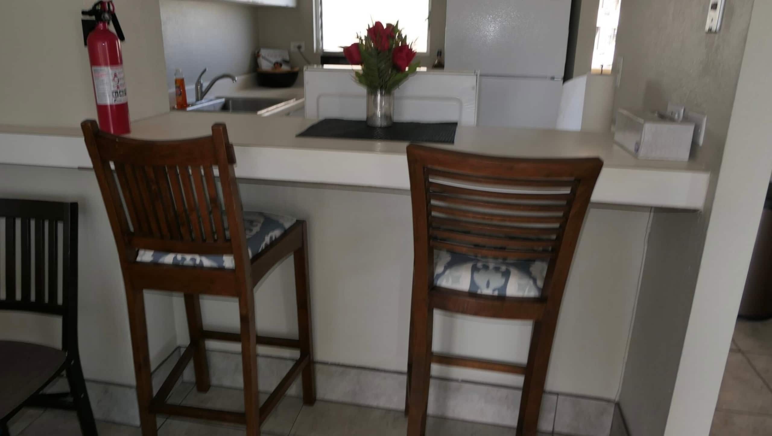 Condo in Honolulu · ★4.71 · 2 bedrooms · 1 private bath - Image 5