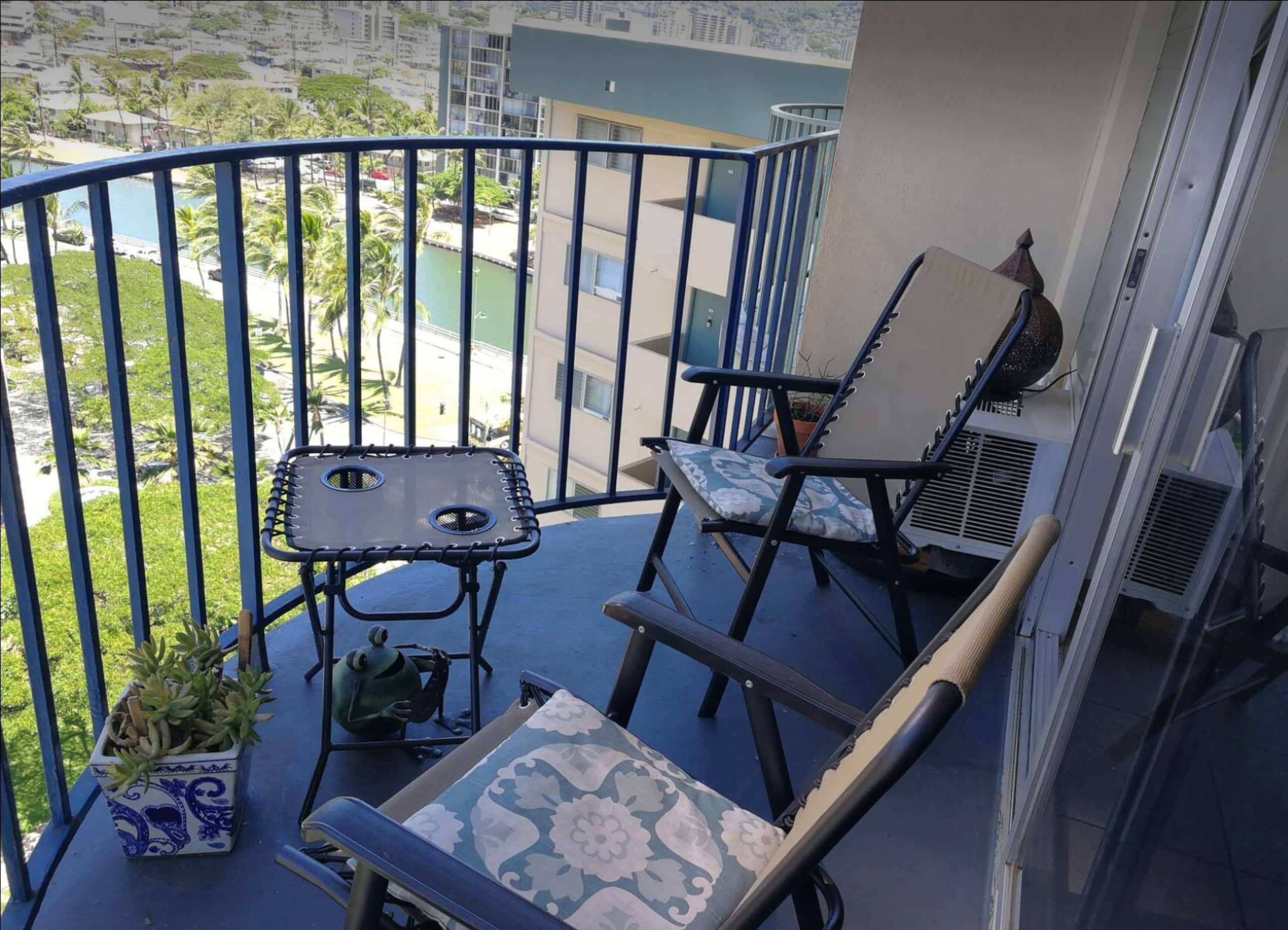 Condo in Honolulu · ★4.71 · 2 bedrooms · 1 private bath - Image 16