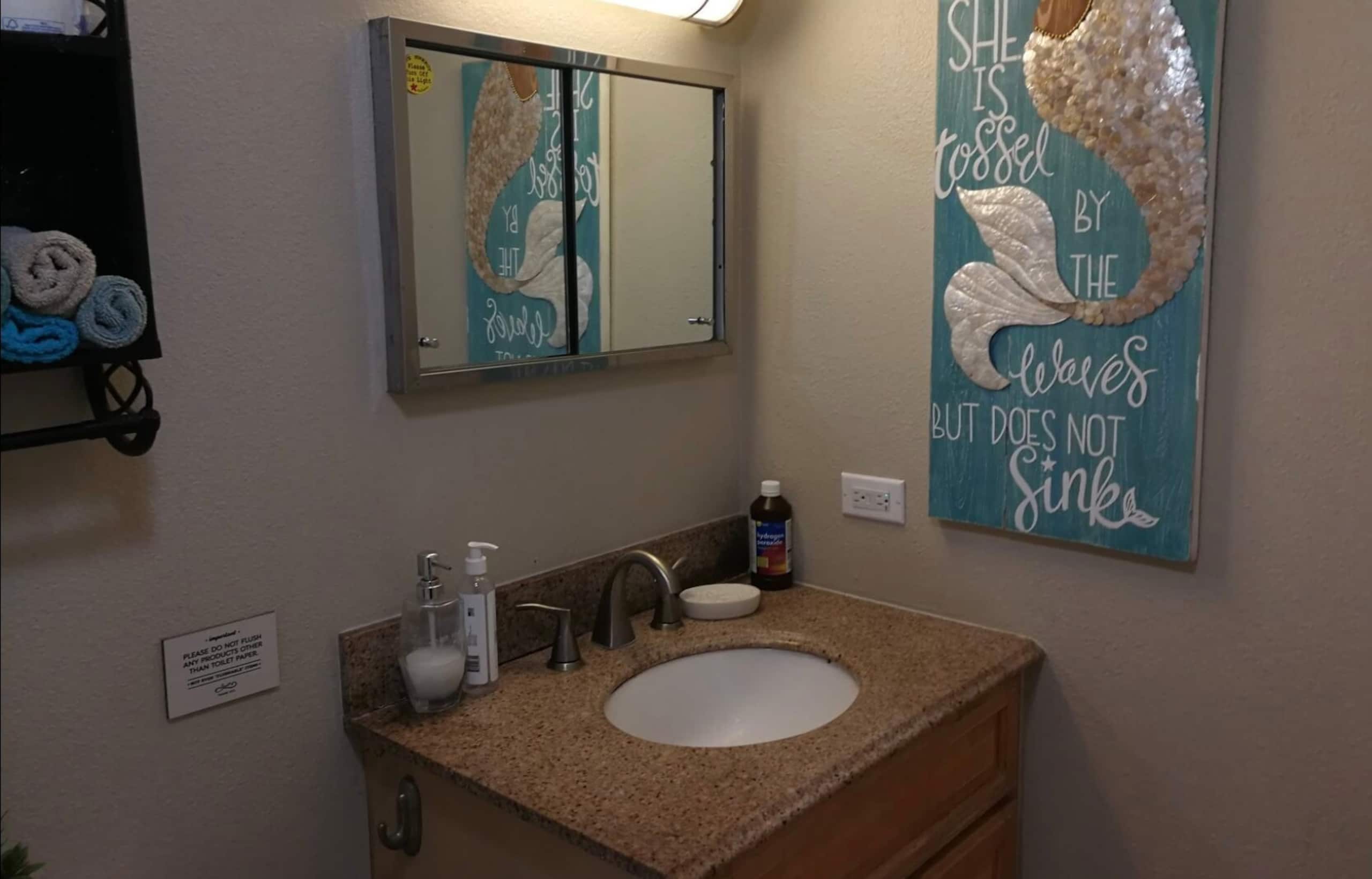 Condo in Honolulu · ★4.71 · 2 bedrooms · 1 private bath - Image 15