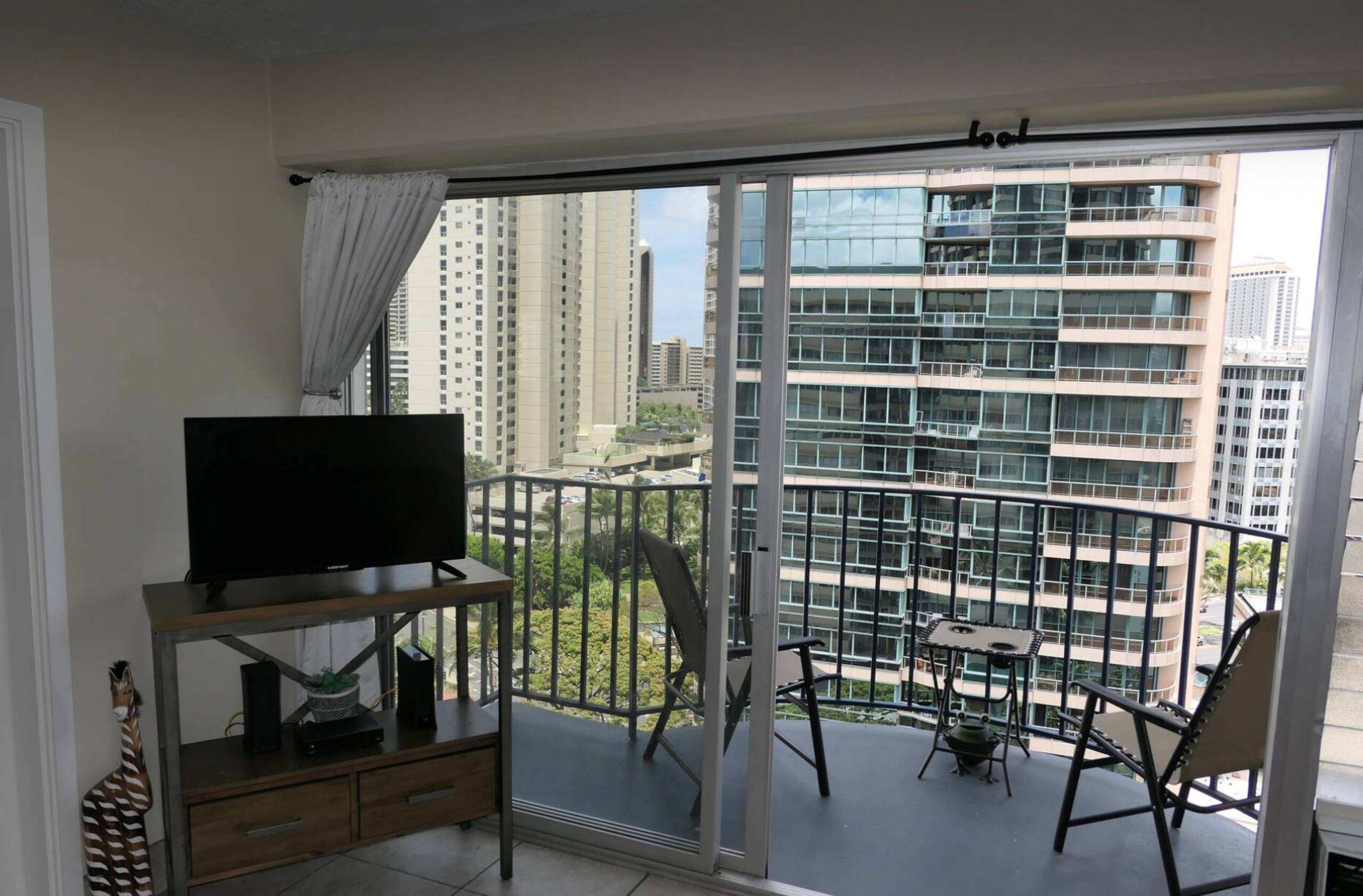 Condo in Honolulu · ★4.71 · 2 bedrooms · 1 private bath - Image 18
