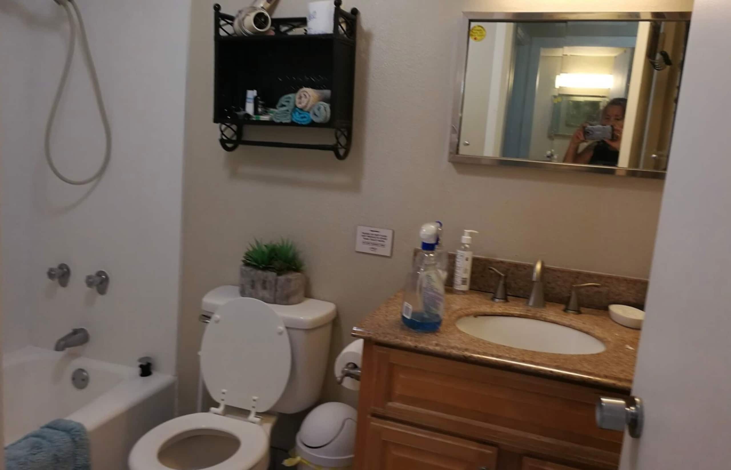 Condo in Honolulu · ★4.71 · 2 bedrooms · 1 private bath - Image 14
