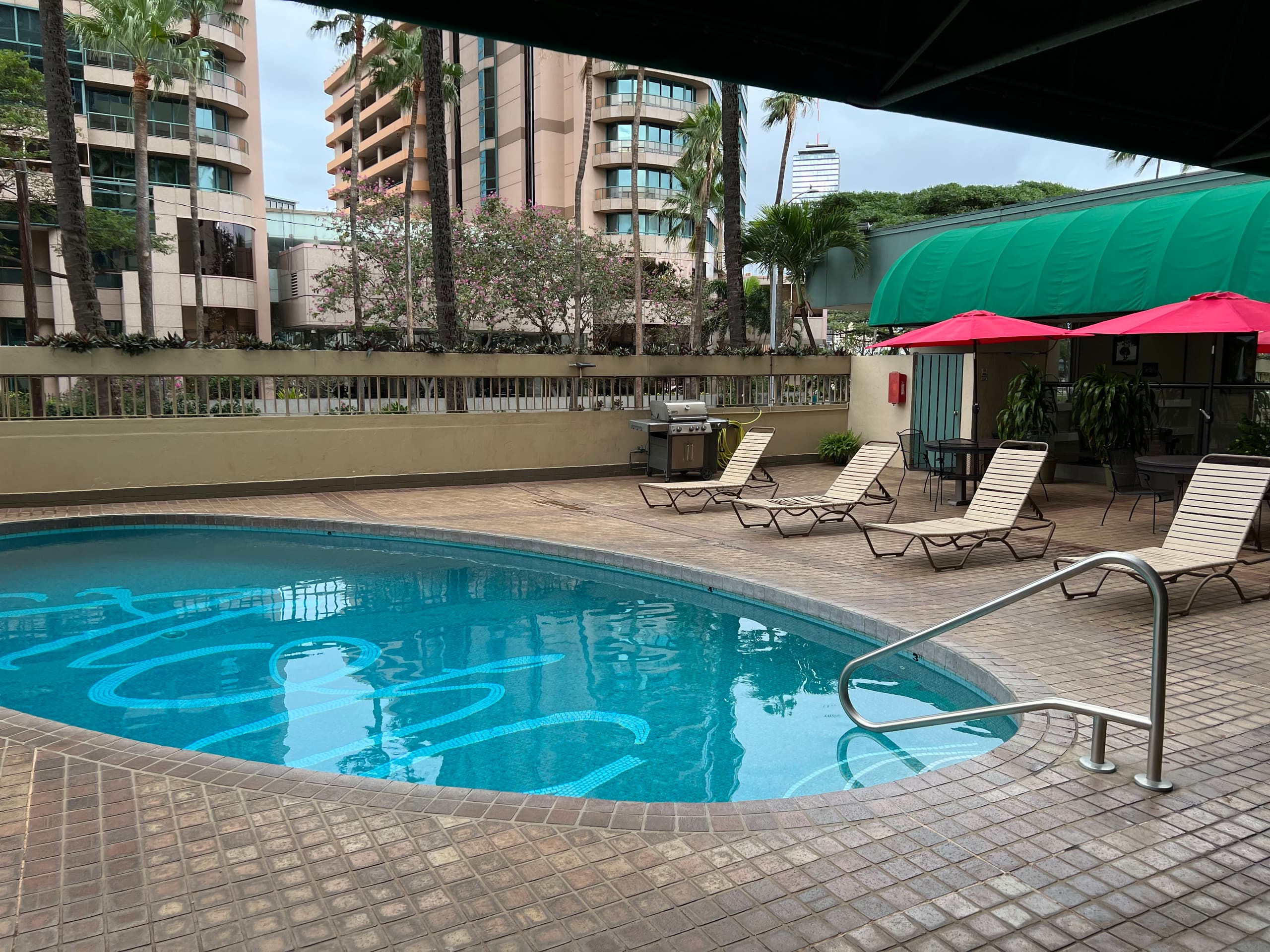 Condo in Honolulu · ★4.71 · 2 bedrooms · 1 private bath - Image 17