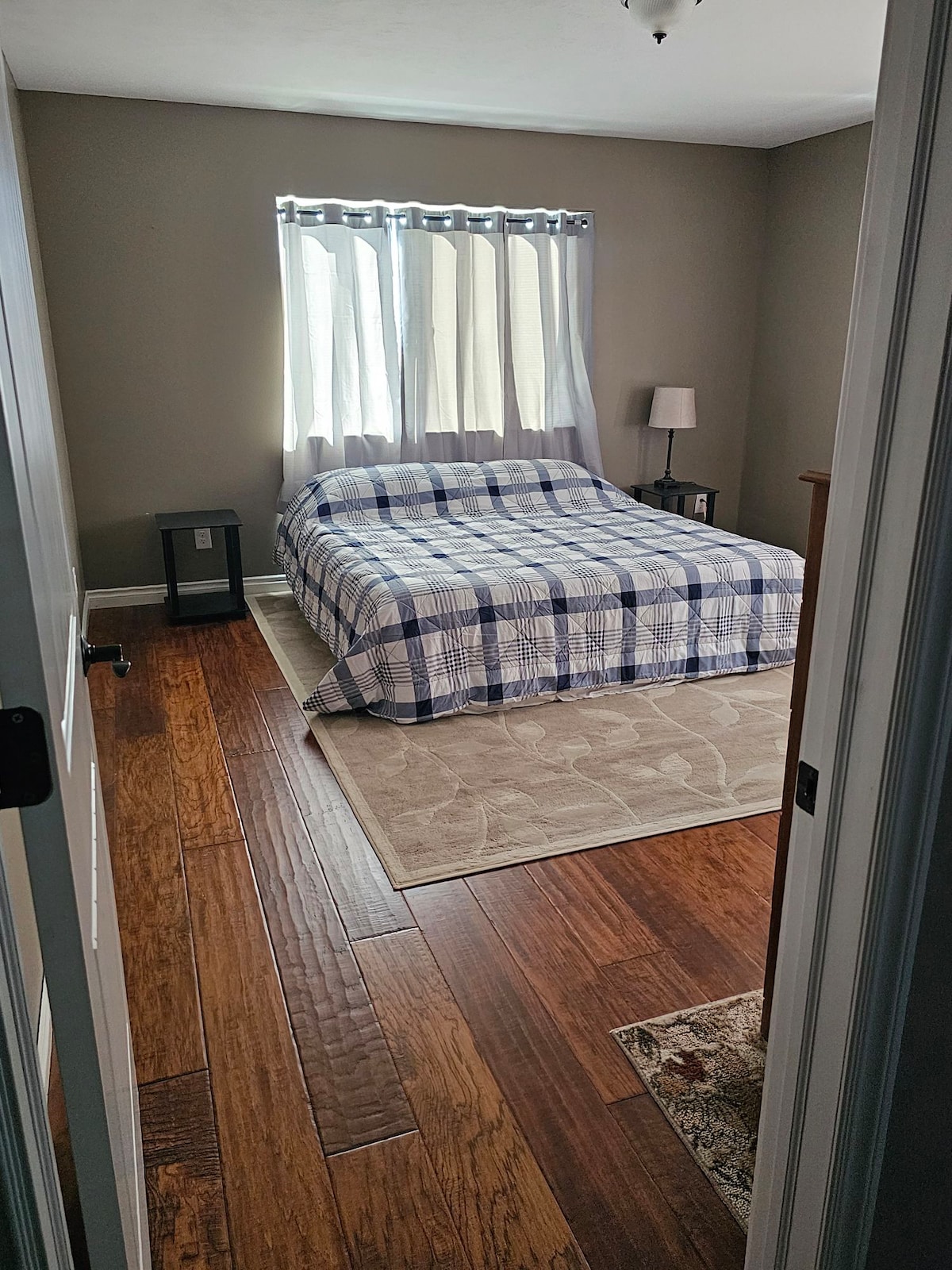 Krevat dopio "king" në dhomën e miqve.