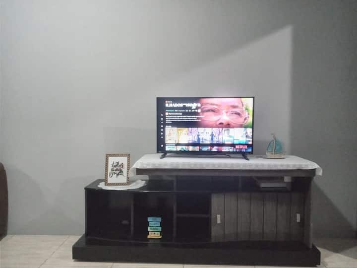 Მისაღები ოთახი 2 დივნით 3 და 2 ადგილით და 32-დუიმიანი ტელევიზორით სმარტ-ტელევიზორითა და Netflix-ით