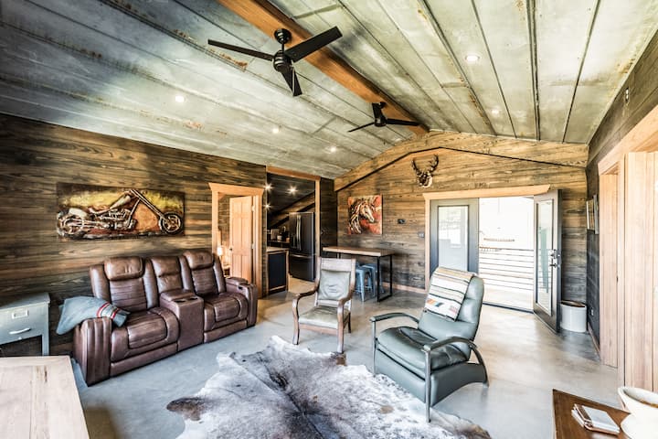 Hollywood's Barnbnb (Al)-seats Up To 150 Sleeps 23 - Alabama