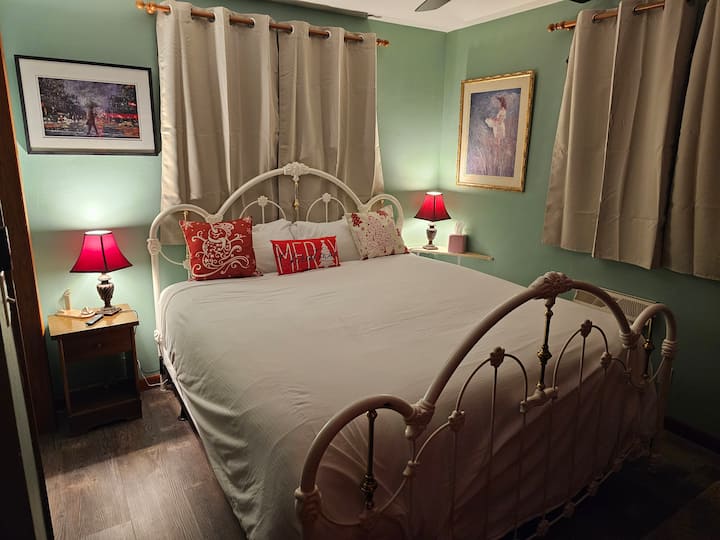 Hyr në rehati dhe bukuri në këtë dhomë gjumi të qetë të stilit viktorian në Maxon Street Retreat. Me një kornizë krevati prej hekuri të cilësisë së mirë me shtroja të buta dhe të freskëta, kjo dhomë është kombinimi i përsosur i elegancës dhe çlodhjes në zemër të Waupun, WI.