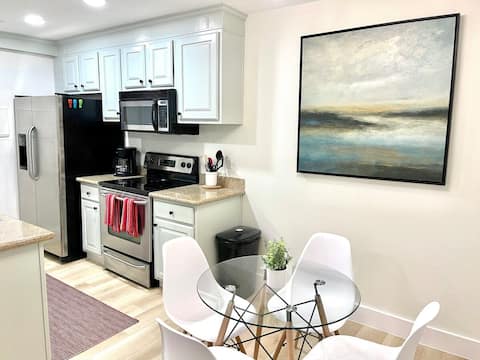 Fully Remodeled 1 Bedroom Condo near Strip