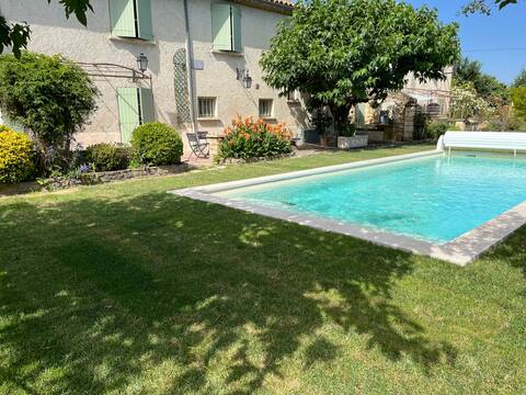 Peaceful family building
near Avignon