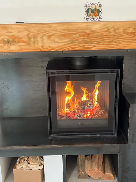 Cozy refuge, beautiful views of snow-covered mountains