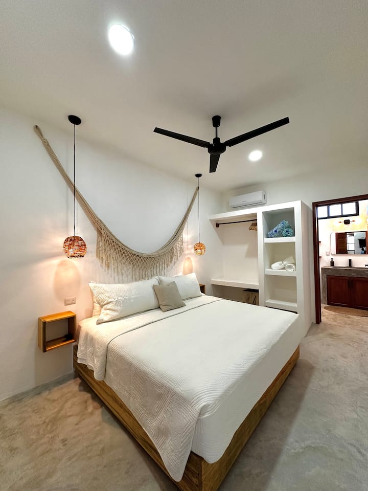 {Chumba cha kulala #2} Kitanda cha ukubwa wa kifalme kilicho na godoro la juu la mto. Pia ina Televisheni mahiri ya inchi 55 ambayo inakupa ufikiaji wa chaneli zote unazozipenda. (Netflix, Disney +, Amazon Prime nk)
