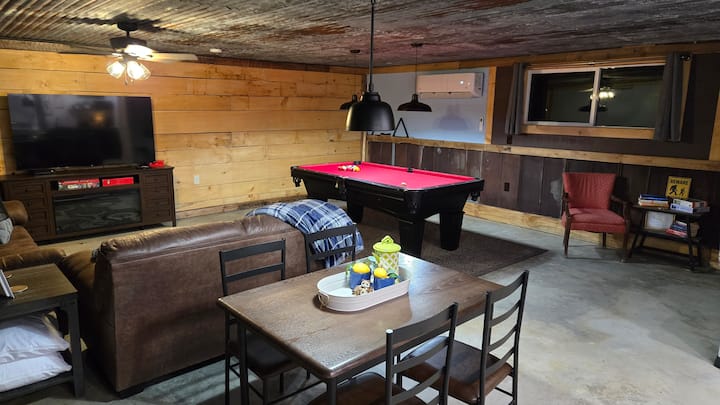 ¿Piscina, juegos, TV? El garaje totalmente remodelado cuenta con todo lo que necesitas para un espacio adicional y diversión adicional.