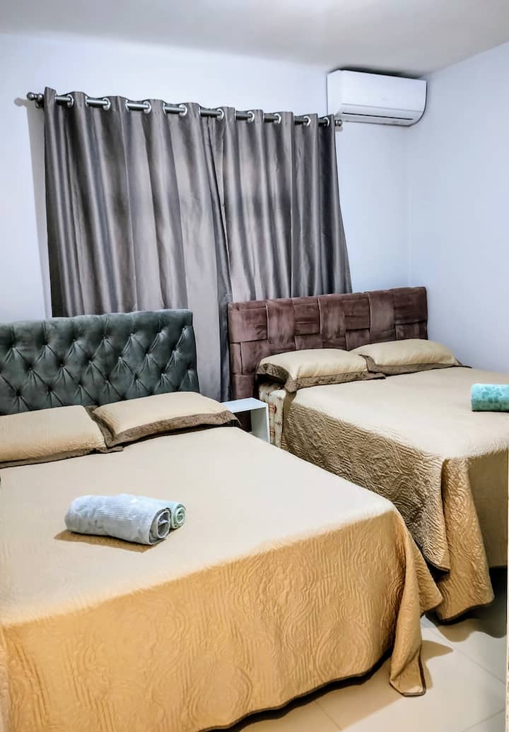 Dhoma 1 janë dy krevate dopio dhe gardërobë, me ajër të kondicionuar të freskët