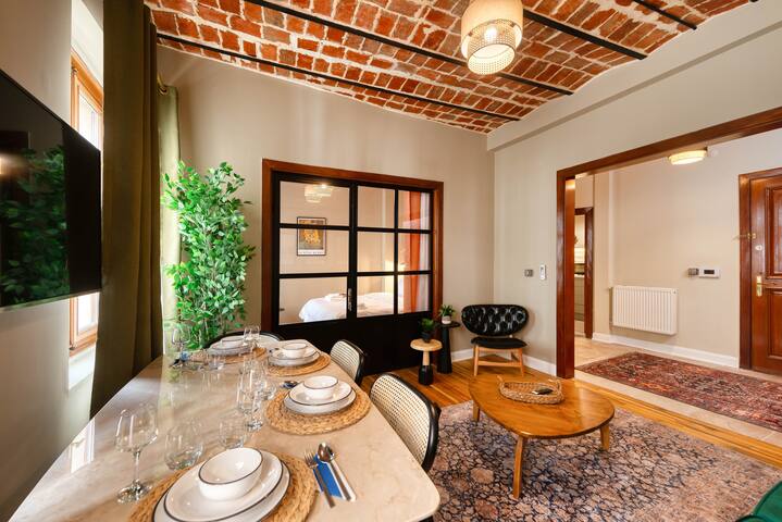 Magnificent, renovated historic Apt. -4BD-3 Bath gallery image 4