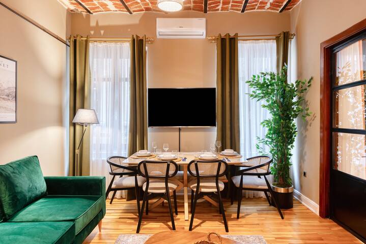 Magnificent, renovated historic Apt. -4BD-3 Bath gallery image 3