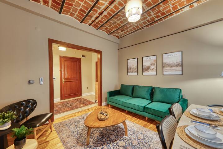 Magnificent, renovated historic Apt. -4BD-3 Bath gallery image 5