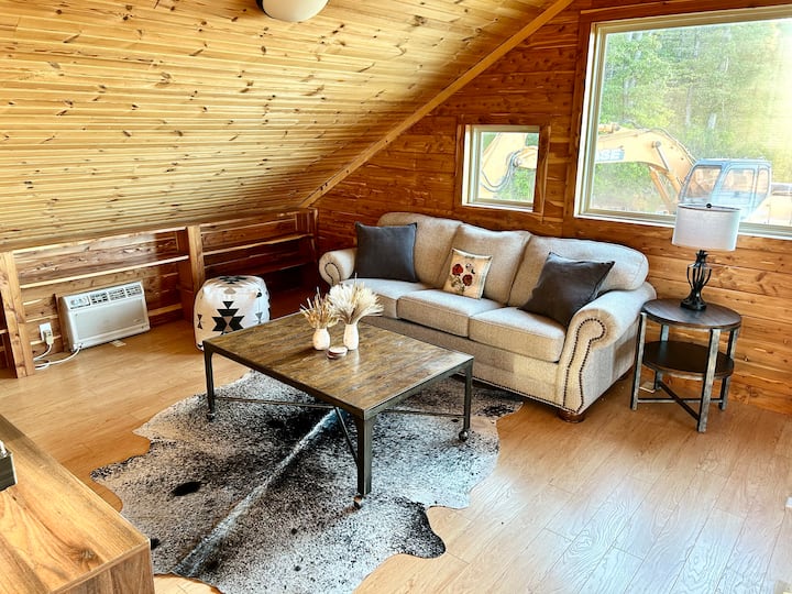 ספה נפתחת למיטה זוגית רחבה. מצעים וכריות למשיכה. 