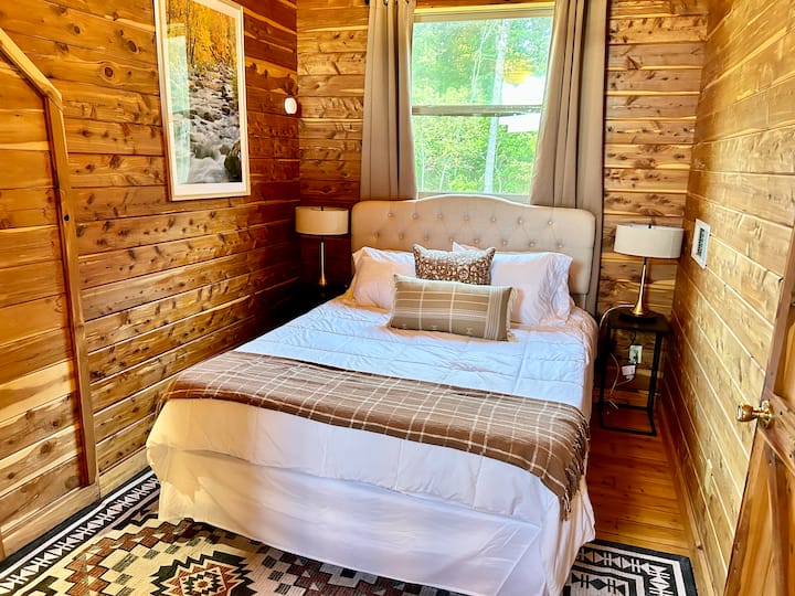 בחדר השינה הזה יש מיטת קווין סייז, חדר רחצה משלו וחדר ארונות.