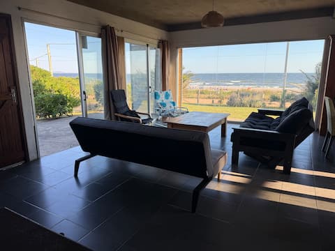 Beachfront house with a view of the hills