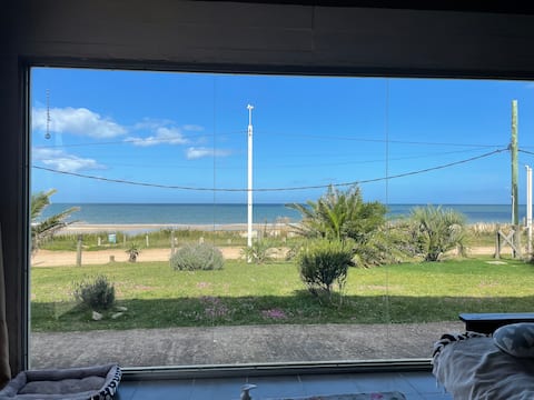 Beachfront house with a view of the hills