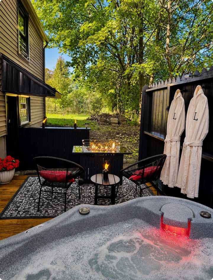 Romantic Moody Suite Private Hot Tub - State of New York