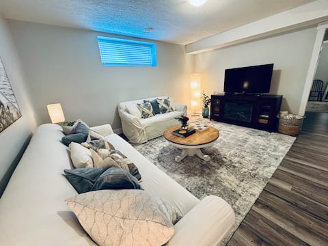 Top Airbnb: Creekside By Trinity - 2BR Exec Suite (King/Queen) in Prince George