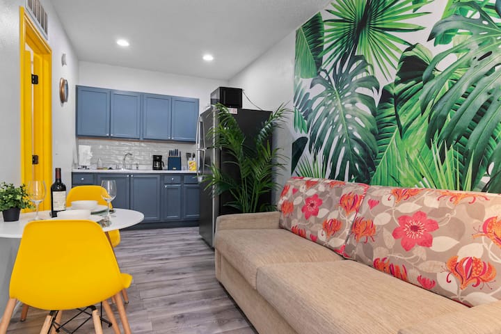Boutique Tropical Studio | King Bed & Free Parking - Nevada