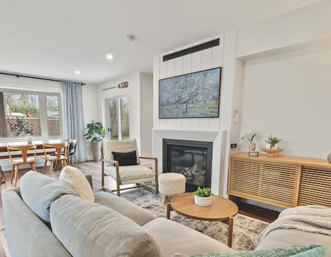 Lakeside Retreat: Saltwater Hot Tub & Sauna Oasis