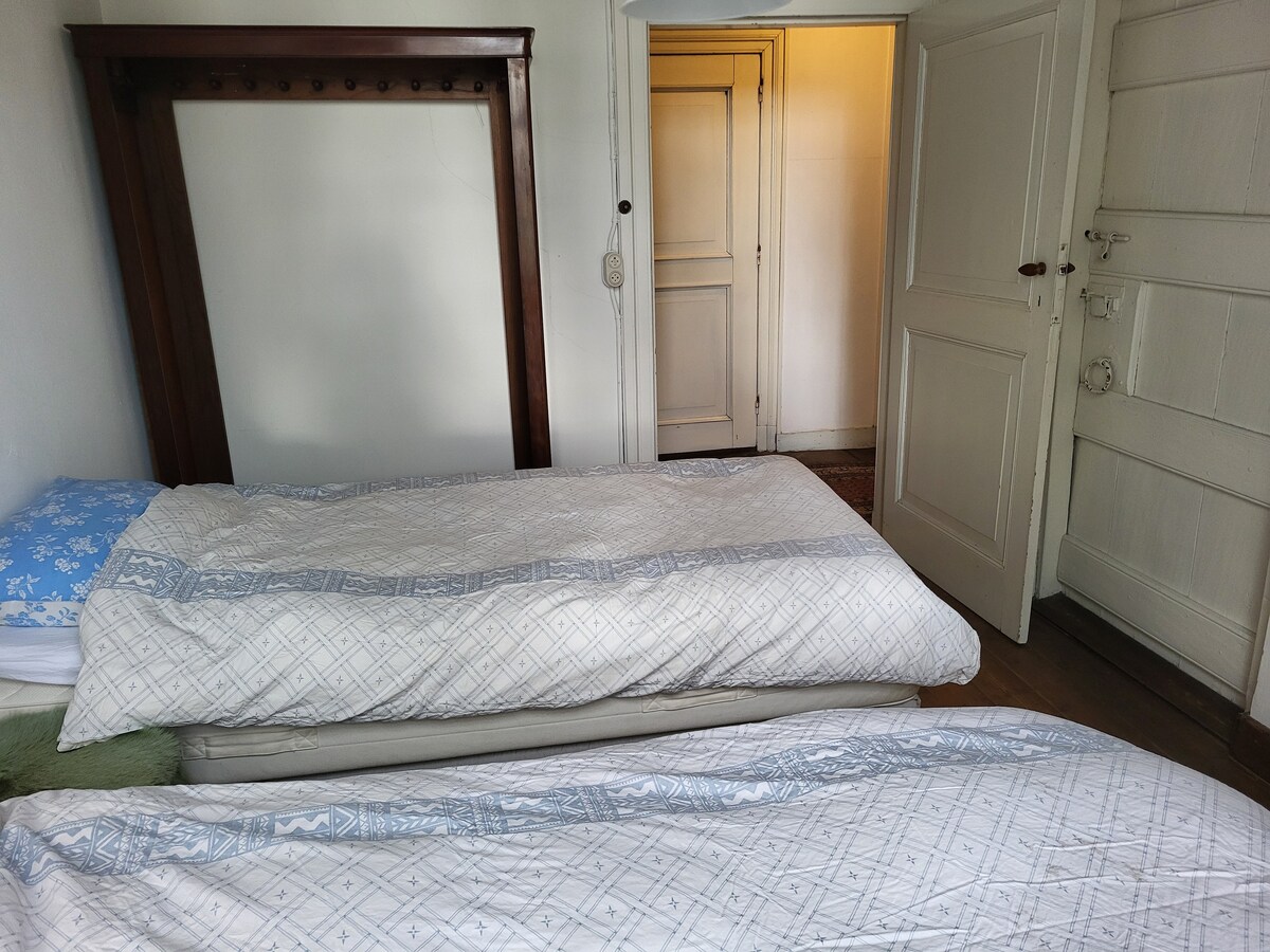 Dormitorio 2 con dos camas individuales ajustables eléctricas. Las camas también se pueden unir y proporcionar con un cubrecamas doble.