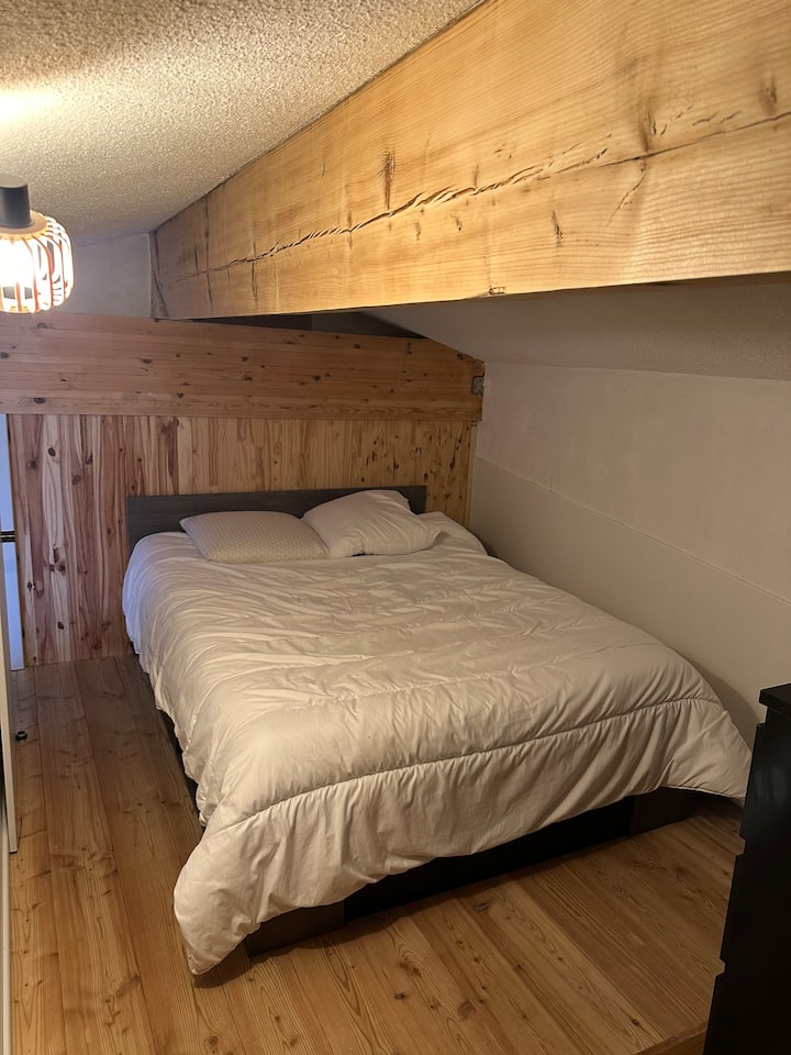 屋根裏の下の2階の寝室1 