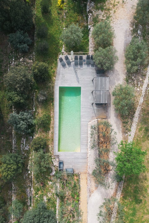 350 m2 stone bastide in the heart of the vineyards