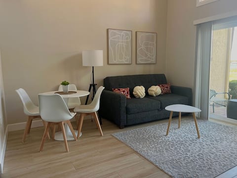 Top performing Airbnb: Lakefront Gem| Cozy Casita |5 Min to Universal in Doctor Phillips