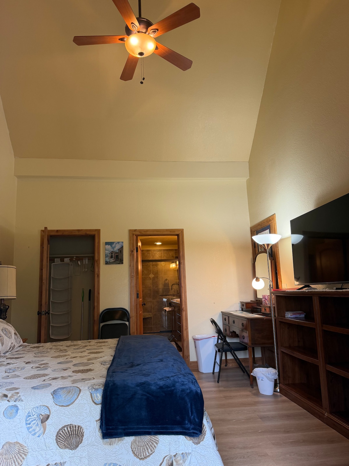 private studio with gigantic master bath and deck. - Guest suites for ...