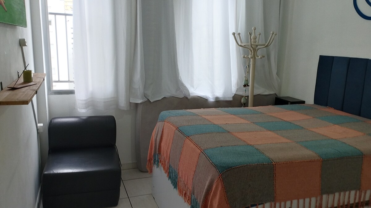 מיטה זוגית וספה נפתחת יחיד.