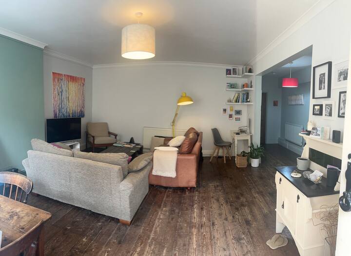 Las fotos no hacen justicia a mi espacio vital... bolsas de espacio, hermosos pisos de madera, mucho espacio para comer, relajarse o trabajar. Incluso hay suficiente espacio para hacer ejercicio o colocar una esterilla de yoga si lo deseas.