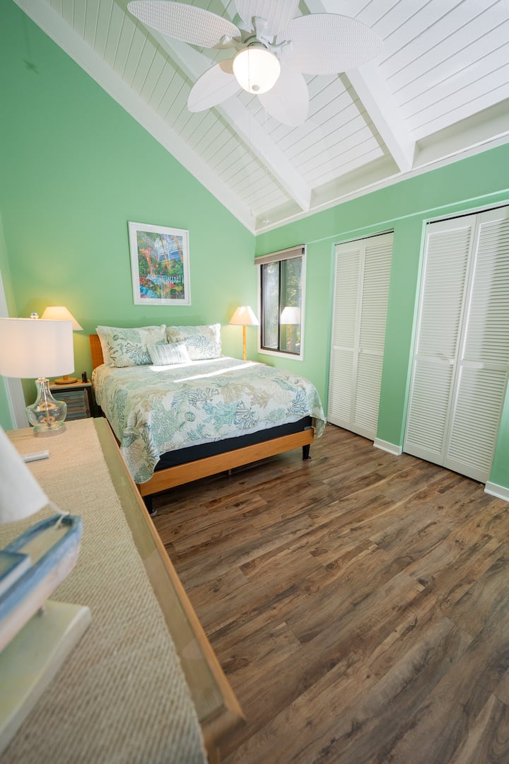 Dhoma kryesore e gjumit ka një krevat dopio "queen" të rehatshëm me dyshek premium, hije të errëta për një mjedis optimal gjumi, një televizor inteligjent, dollapë të bollshëm dhe një banjë të bashkangjitur me dush dhe  vaskë. 