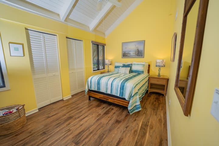 Shijo një gjumë të shkëlqyer gjatë natës në dhomën e gjumit dytësore në krevatin e rehatshëm "queen" me dyshek premium, HIJE TË ERRËTA për një mjedis optimal gjumi, një televizor inteligjent dhe dollapë të bollshëm!  Banja e dushit është jashtë derës! 