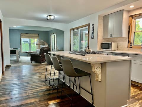 Stunning 12-person Home ~Game Room~Pet Friendly