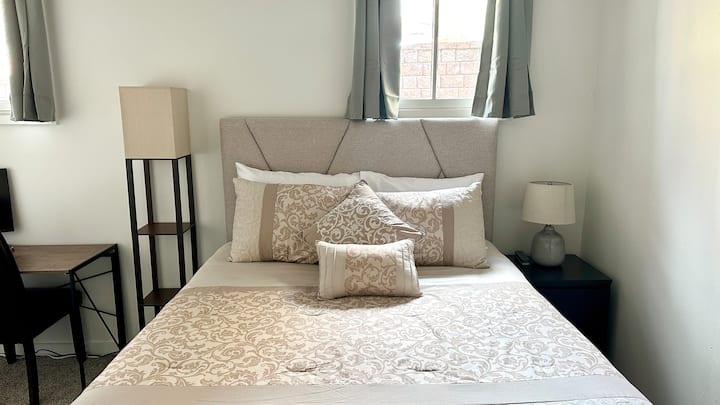 Დედოფლის ზომის მეხსიერების საწოლი საწოლთან ერთად.