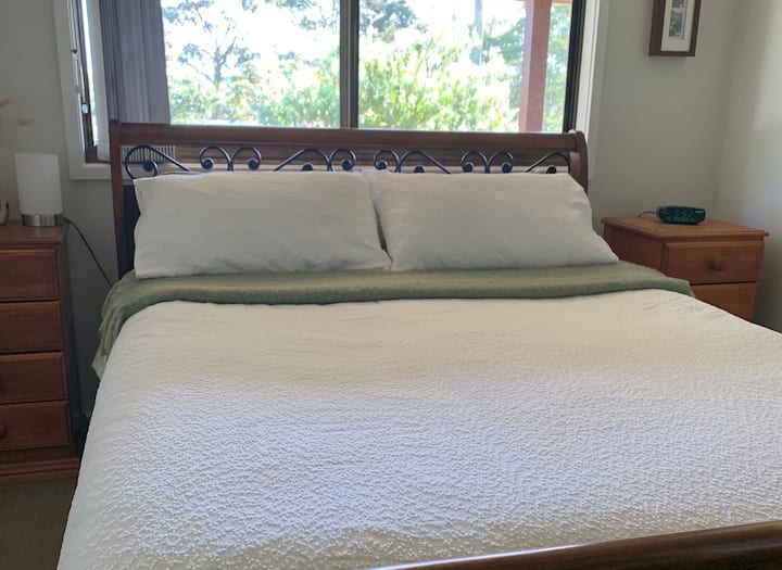 Тази спалня разполага с баня и тоалетна(баня и тоалетна 2) и е от другата страна на къщата, далеч от другите спални.