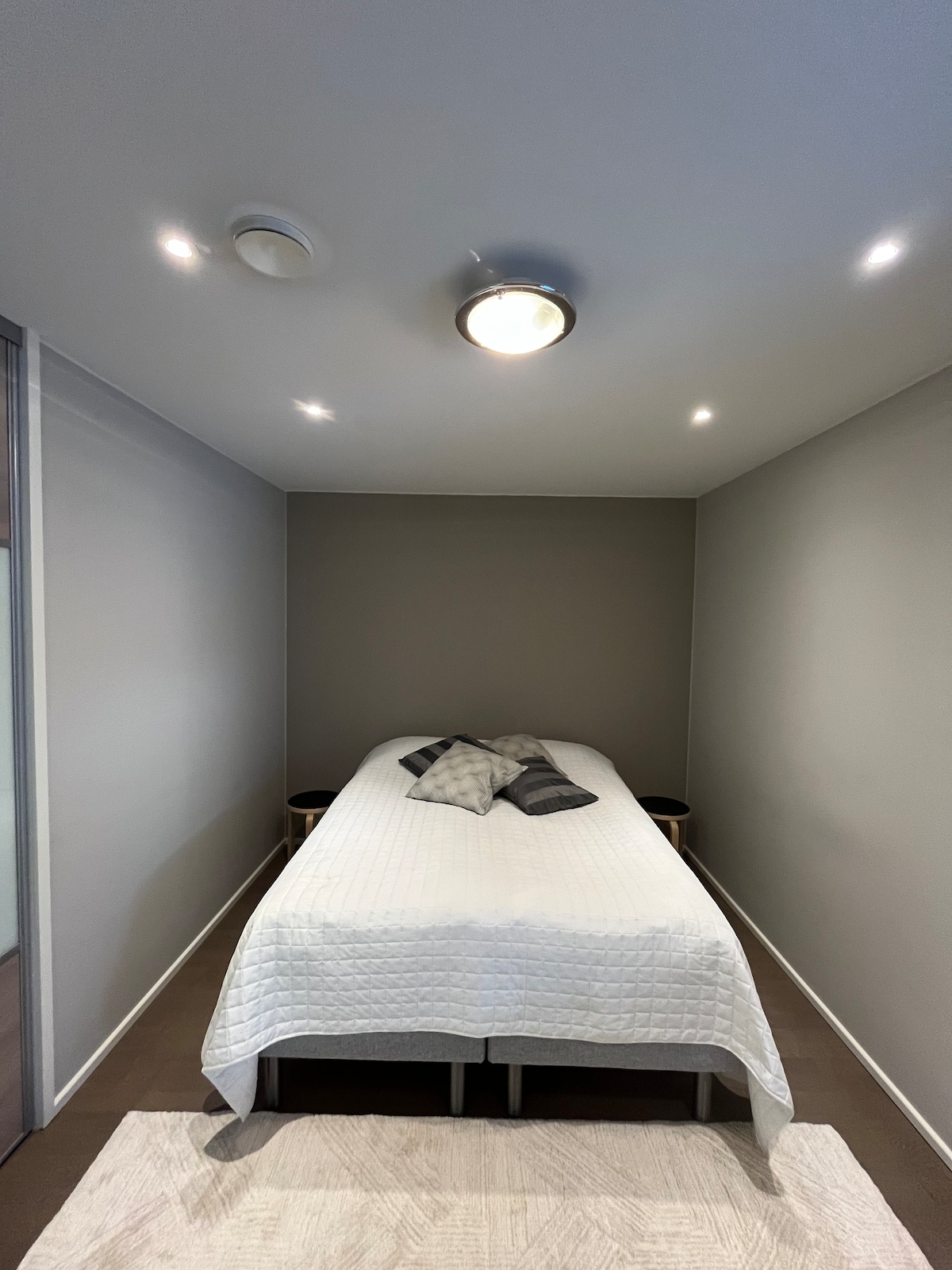 ベッドは2つのシングルベッドまたは広々としたダブルベッドに簡単に変換できます。

お部屋には机があります。テーブルの上にパソコンやその他の作業用品を置くスペースがあります。