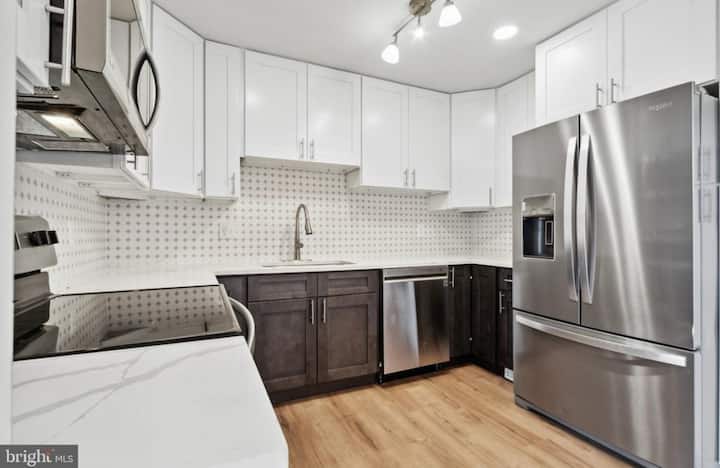 Modern Oasis - 12 Min. Walk To Amtrak - No Parking - Manassas, VA