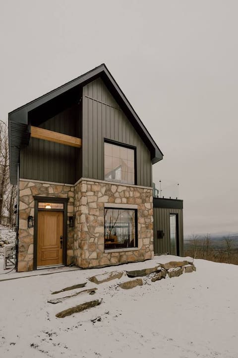 The Rifugio Rental Cottage
Hot tub/mountain view