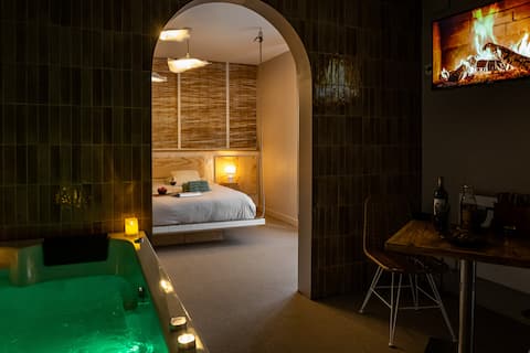 Love Room Bali • Jacuzzi & Hanging Bed - Auray