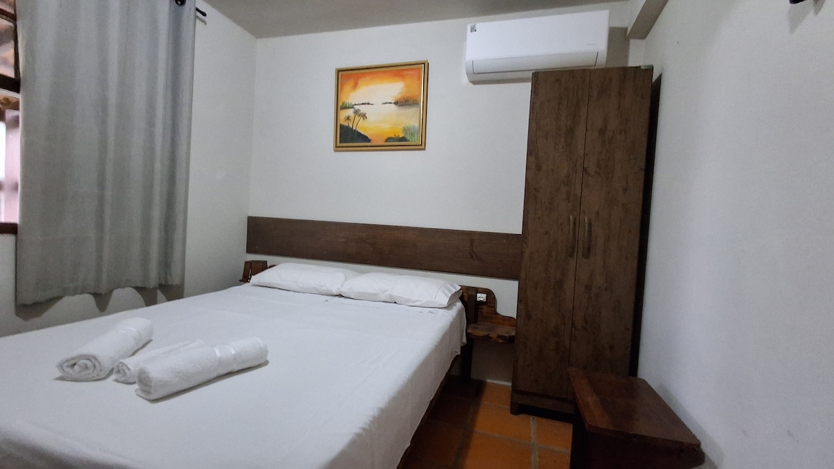 الغرفة 4 في الطابق الأرضي، صغيرة (إنها أصغر غرفة في المنزل)، مع سرير مزدوج واحد، خزانة واحدة، مروحة واحدة ومكيف هواء منفصل.