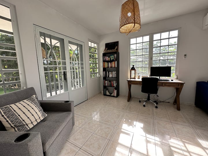 我们的多功能家庭/睡眠客房4设有一张舒适的蓝色沙发，可转换成柔软的全尺寸床，还有一张灰色沙发床，变成一张双人沙发床。 