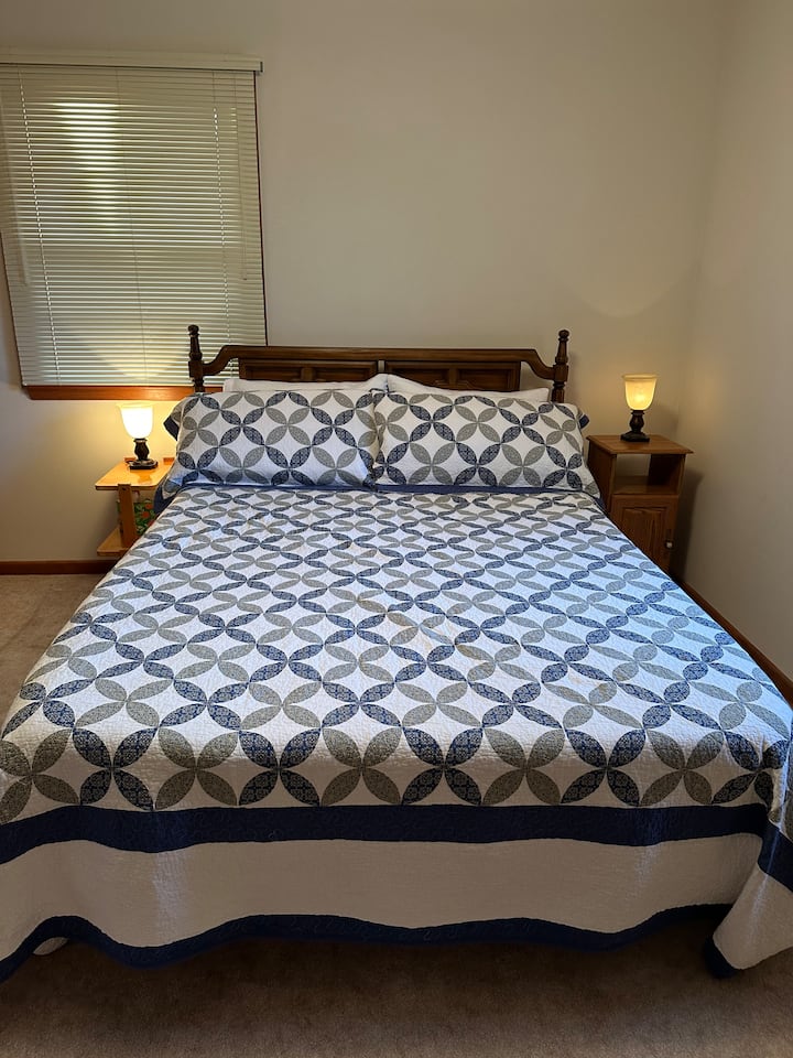 快適なフォームトッパー付きのクイーンサイズベッド。