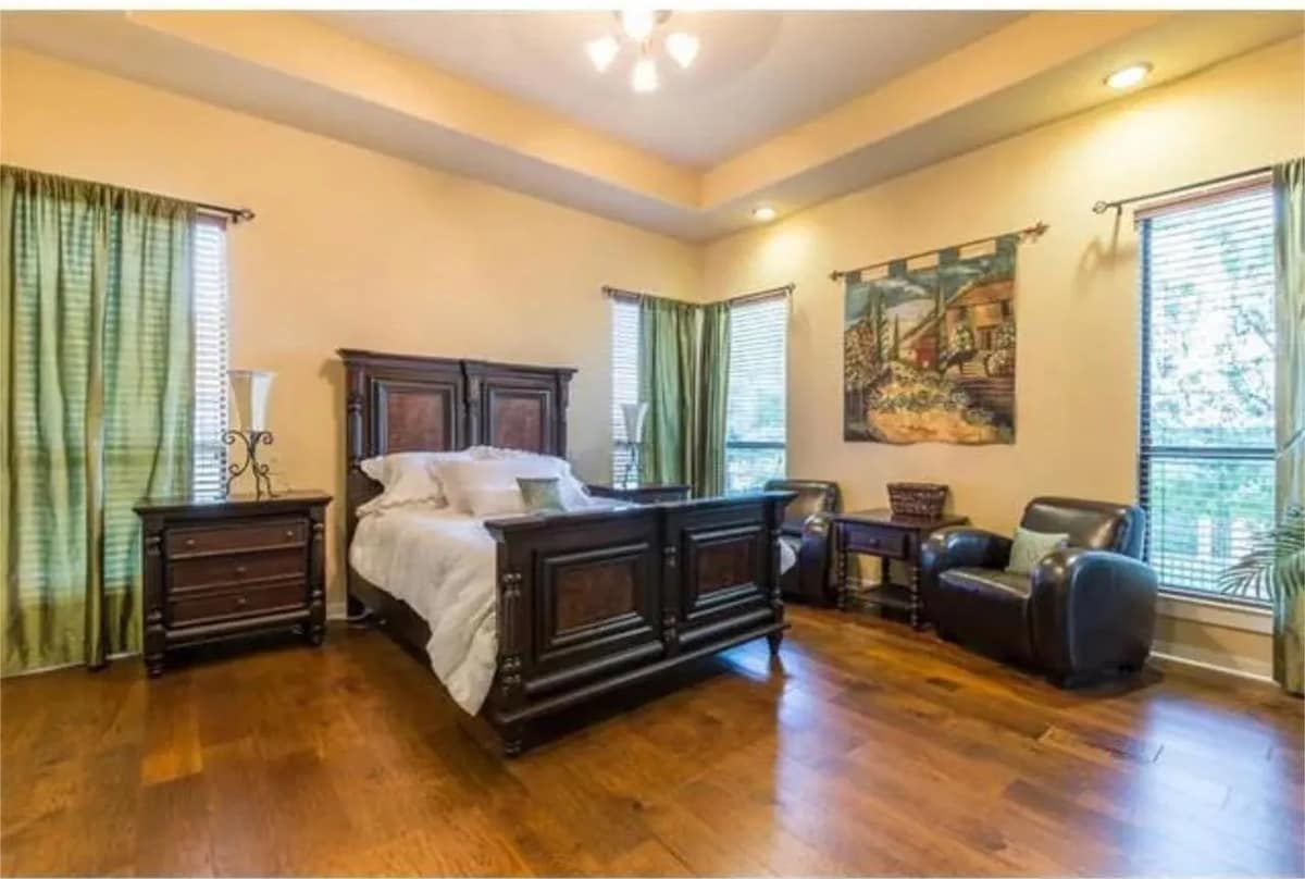 Suite principale Casa avec parquet, ventilateur au plafond, nouvelles lumières et peinture.