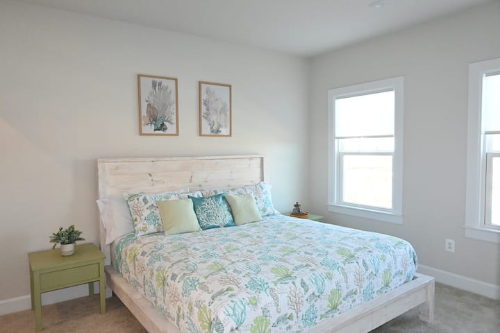 Მე-3 საძინებელი არის მეორე მთავარი ფლიგელი დიდი ზომის საწოლით და სააბაზანოზე პირდაპირი წვდომით 3. 