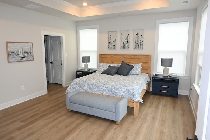 Მთავარი საძინებელი დიდი ზომის საწოლით, შესასვლელი კარადათი და ცალკე ლუქს-კლასის სააბაზანოთი. 