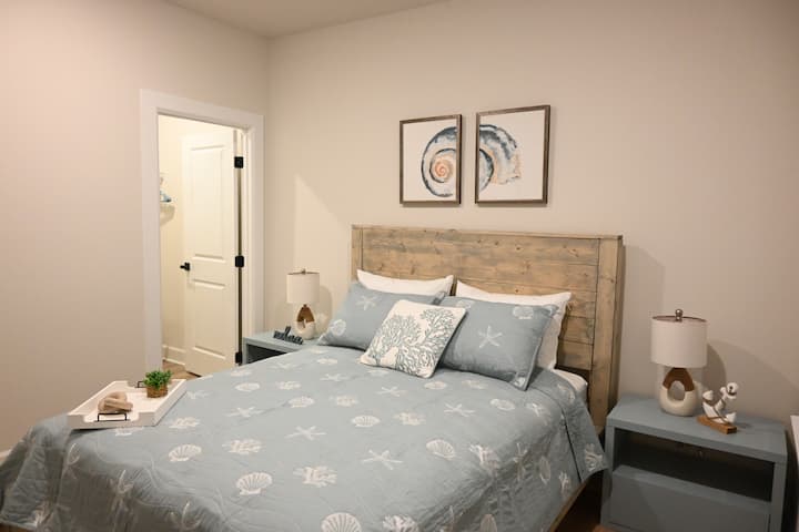 Დედოფლის ზომის საწოლი მდებარეობს მეორე საძინებელში, პირველ სართულზე. Ასევე, მოიცავს ფართო შესასვლელ კარადას და 42 სმარტ-ტელევიზორს. 